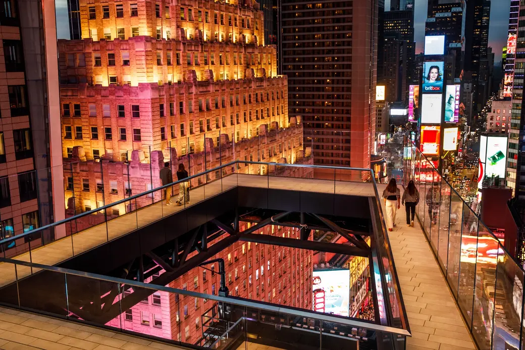 Immagine per New Times Square Observation Deck Offers Unique NYC Views, 19 Floors Above Broadway