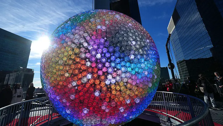 Immagine per Times Square Unveils New 2025 New Year’s Eve Ball, the Largest Ever